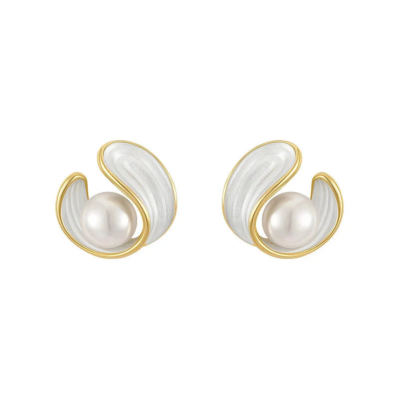 Luxury with White Opal and Pearls in Gold
