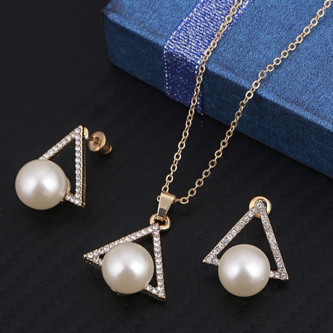 Set of Necklace + Triangular  with Pearls and Zirconia in Gold