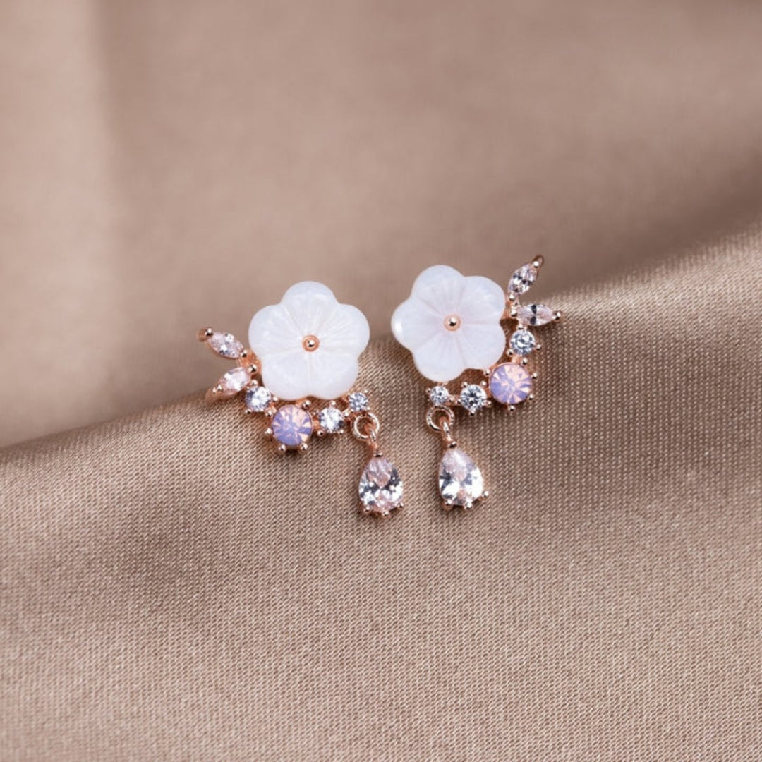 White Floral  with Zirconia in Gold