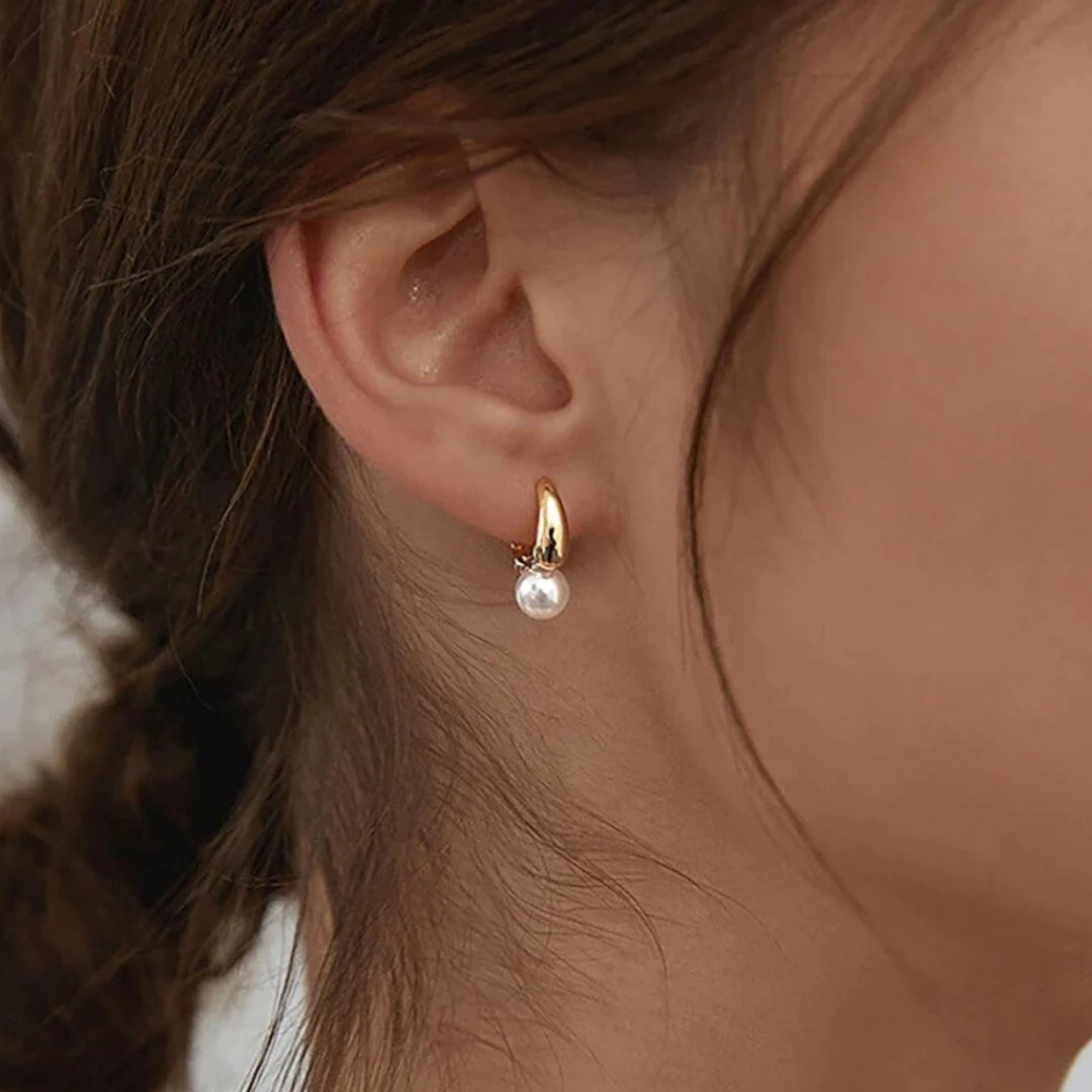 Gold earrings with pearls