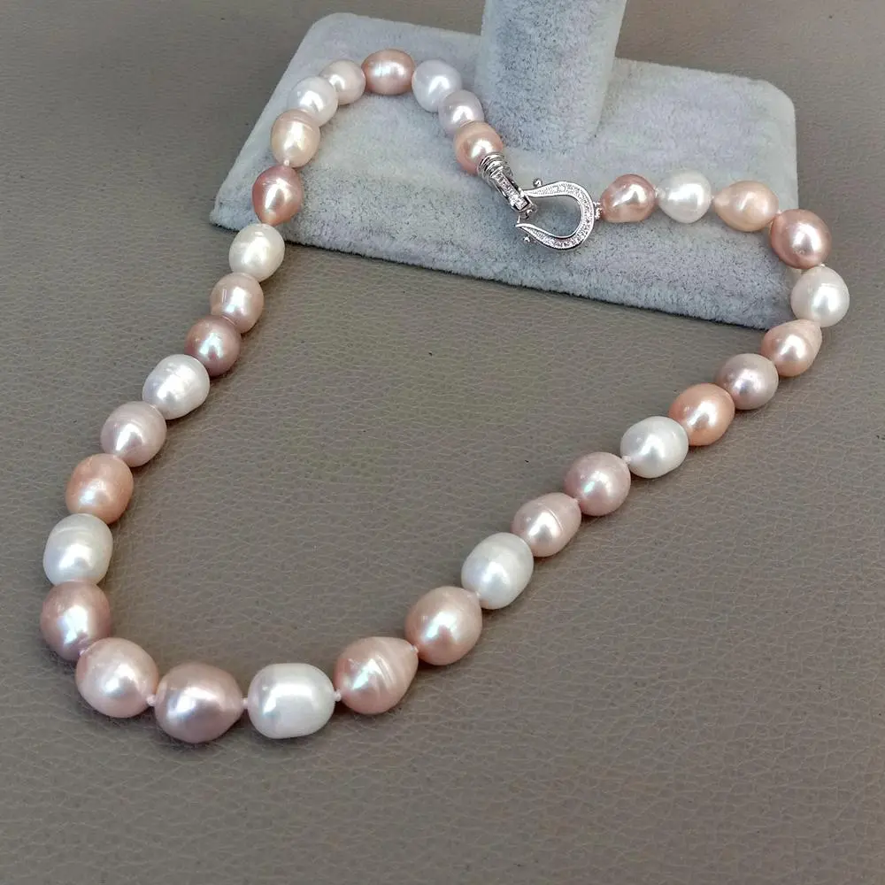 Necklace with colourful pearls
